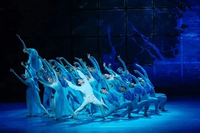 DLW Lighting Illuminates The Poetic Ballet《Homeland》